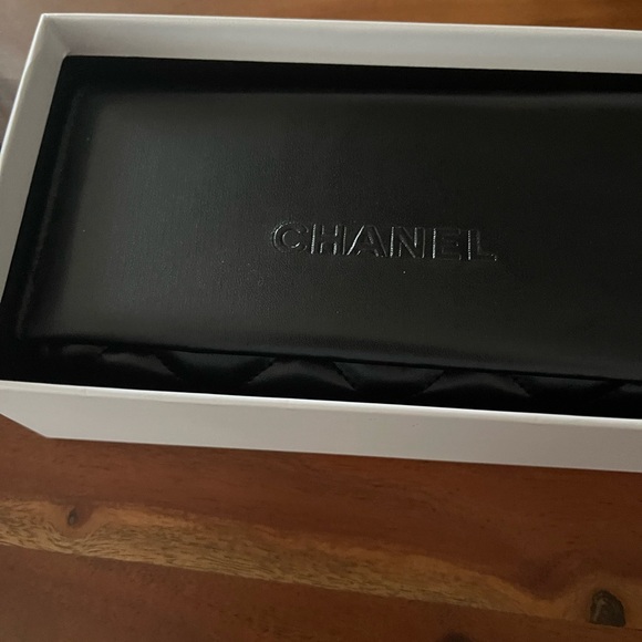 CHANEL Elegant White and Gold Sunglasses - Picture 8 of 8